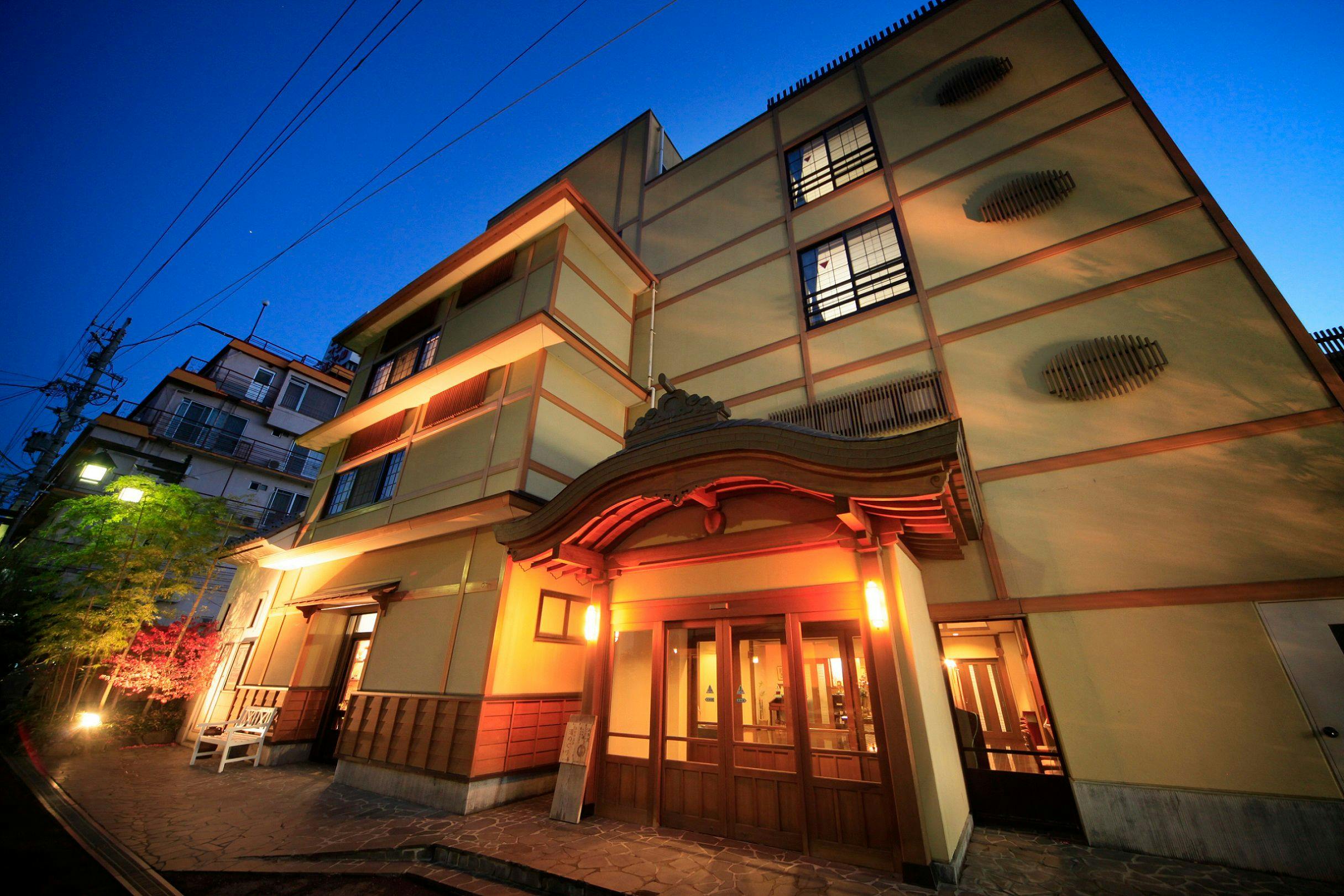 昭和初期を思わせる唐破風の重厚な構え