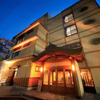 昭和初期を思わせる唐破風の重厚な構え