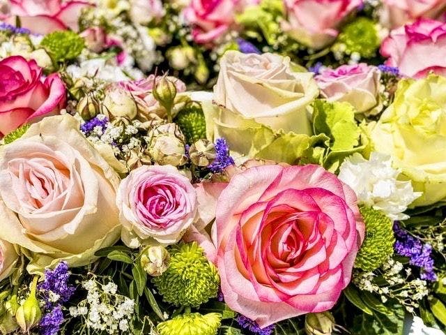 ホールケーキ又は季節のお花をサービス