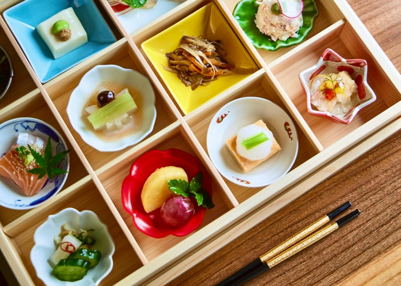 ・12種類の彩小鉢と共に、佐賀県産さがびよりを使った炊き立てご飯を堪能　:::一泊朝食プラン:::