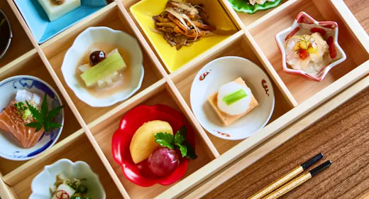 ・12種類の彩小鉢と共に、佐賀県産さがびよりを使った炊き立てご飯を堪能 :::一泊朝食プラン:::