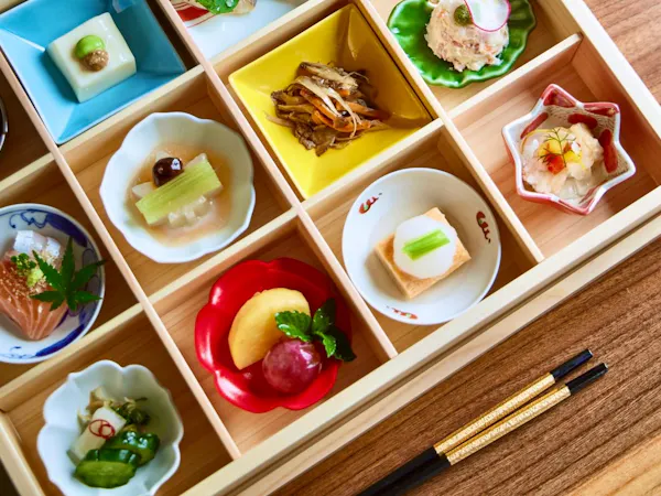 ・12種類の彩小鉢、佐賀県産さがびよりを使った炊き立てご飯を堪能 :::一泊朝食:::(事前決済)