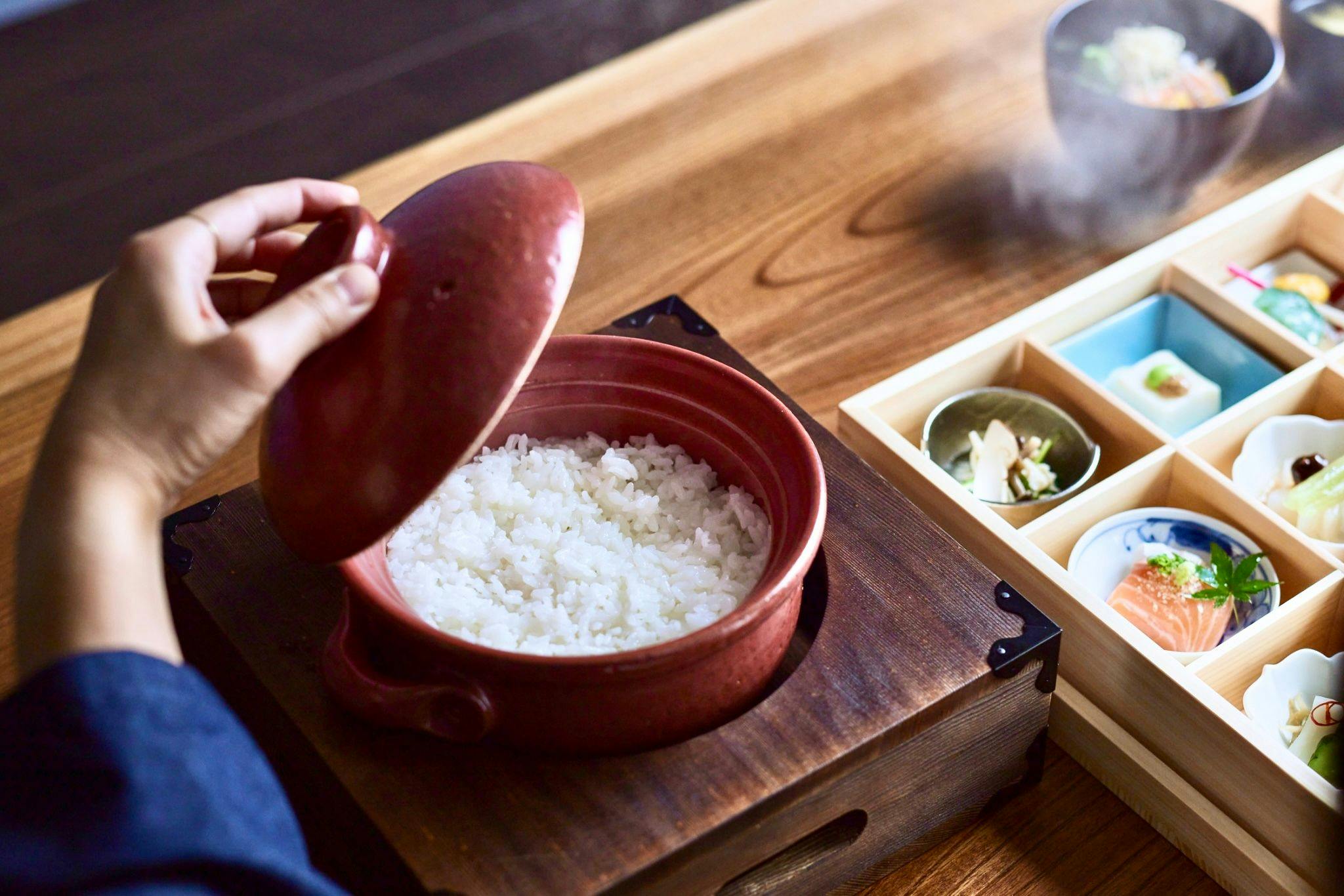 ・12種類の彩小鉢、佐賀県産さがびよりを使った炊き立てご飯を堪能　:::一泊朝食:::（事前決済）