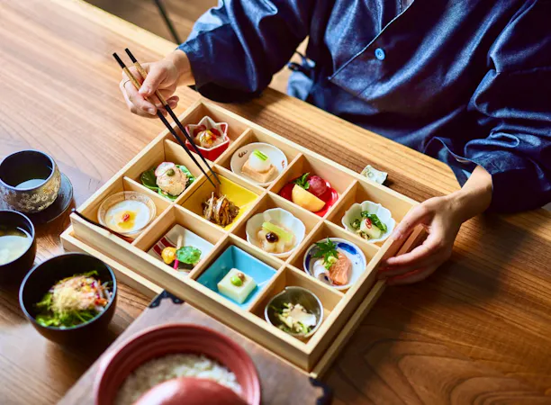 十数種の彩小鉢と共に土鍋で炊き上げたご飯