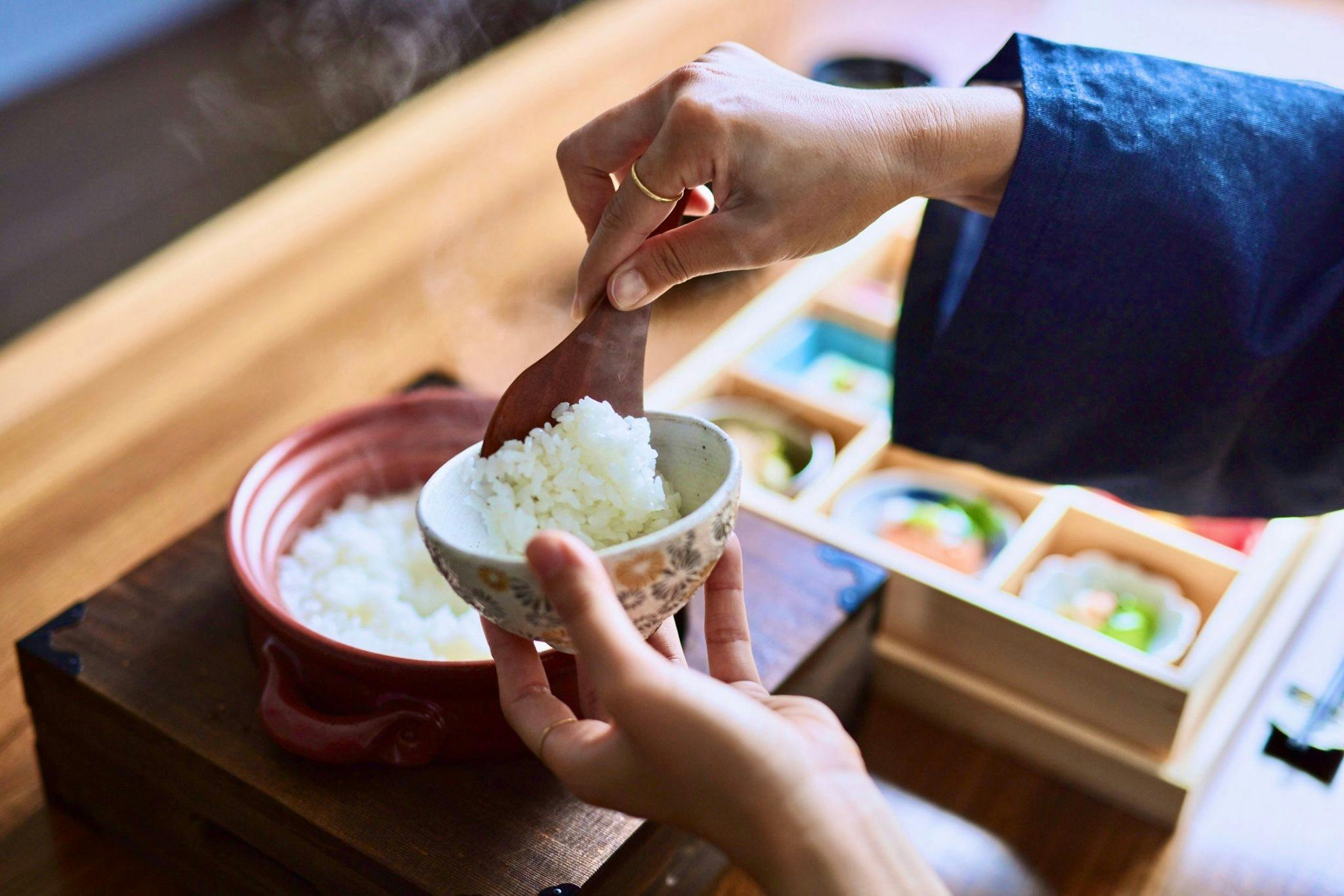 十数種の彩小鉢と共に土鍋で炊き上げたご飯