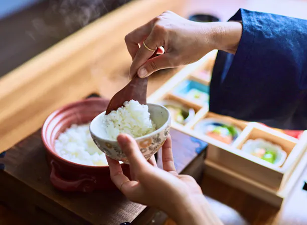 十数種の彩小鉢と共に土鍋で炊き上げたご飯