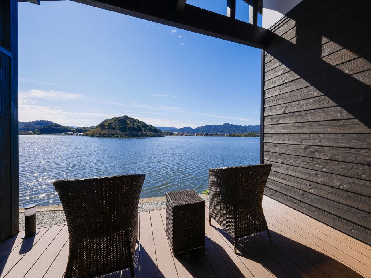 湖を臨むテラス　弐の棟「紗綾」