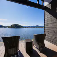 湖を臨むテラス 弐の棟「紗綾」
