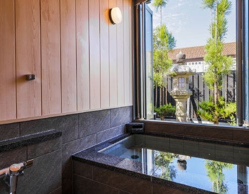 特別棟「七宝」の客室庭園展望風呂