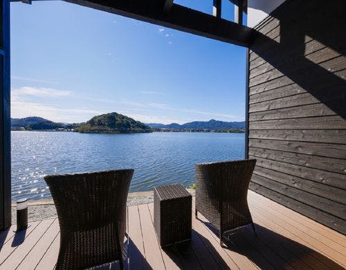 湖を臨むテラス　弐の棟「紗綾」