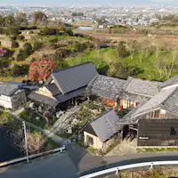 古墳の麓に佇む宿