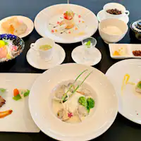 Makan malam full-course kreatif perpaduan Prancis dan Jepang