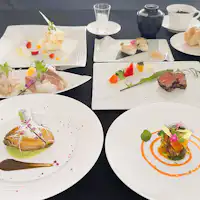 คอร์สอาหารสร้างสรรค์ที่ใช้อะบาโลนและผักฤดูร้อน