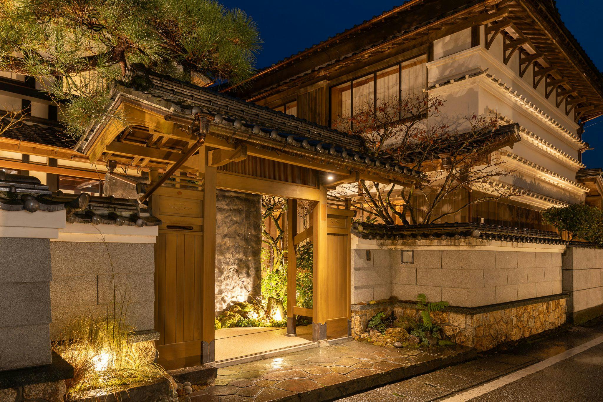 門をくぐり、内へ