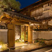 門をくぐり、内へ