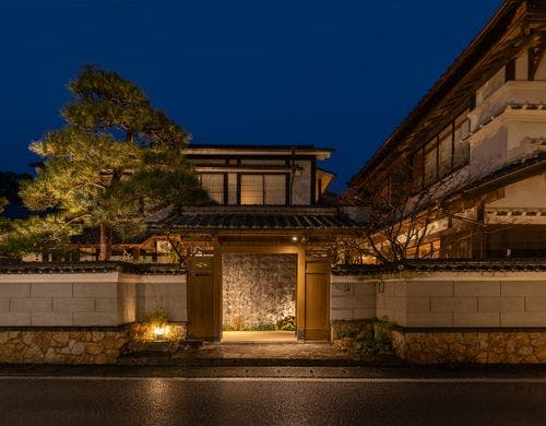 街並みの中に佇む門構え