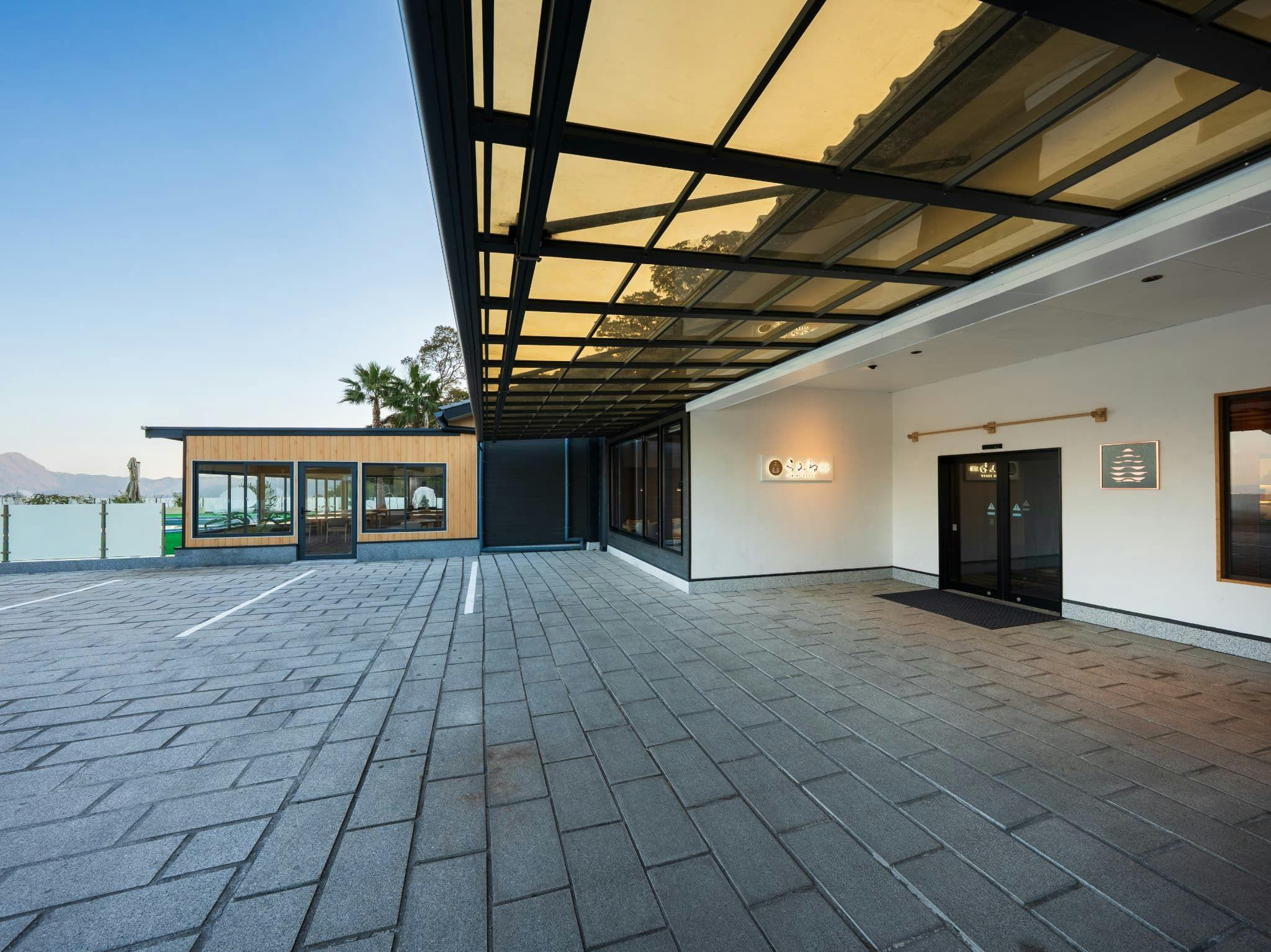 外觀・櫃檯前停車場