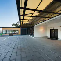 外觀・櫃檯前停車場