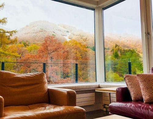 深まる紅葉を窓から