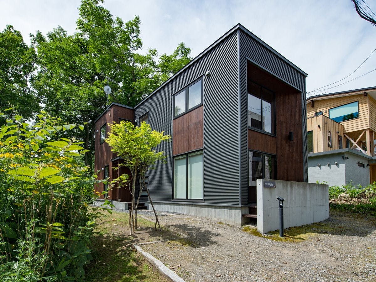 無機質の金属と木材が融合した上品なつくり