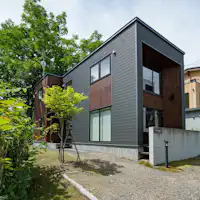 無機質の金属と木材が融合した上品なつくり