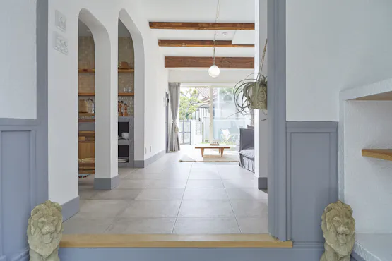 มองห้องนั่งเล่นชั้น 1 จากทางเข้า