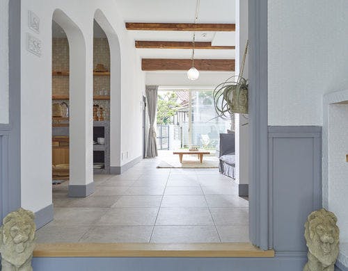 エントランスからリビング１階を臨む