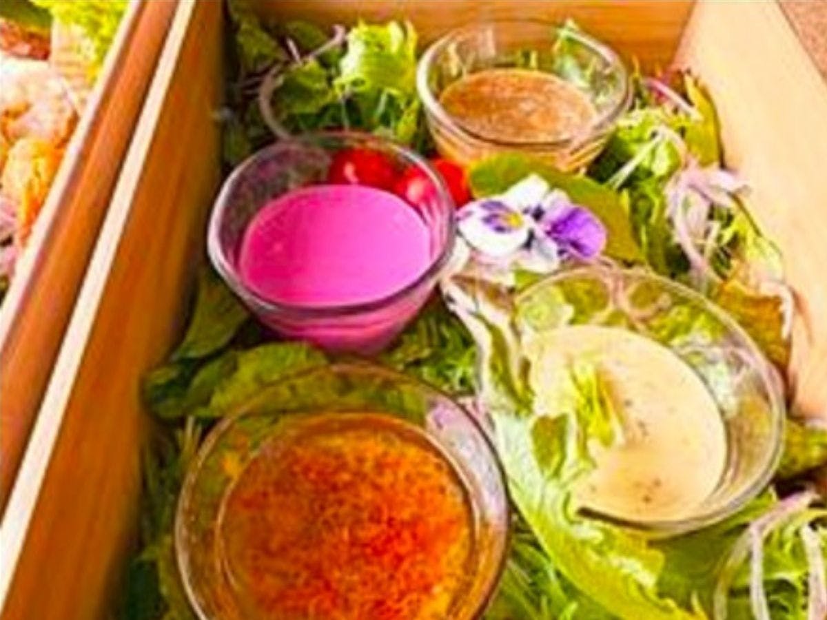 地域の野菜とお肉のガーデンサラダボックス