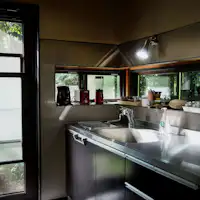 Dapur yang dapat memasak dengan bahan yang dibawa sendiri.