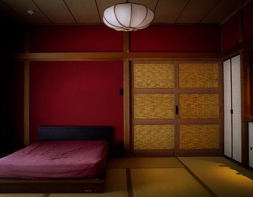 宿中央のベッドルーム。