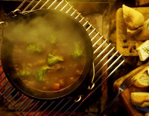 焚火で煮込む、あったかビーフシチュー