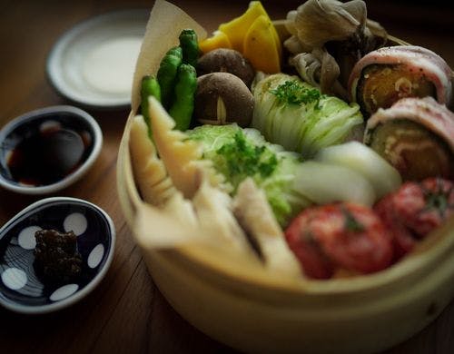 季節の食材たっぷりの蒸篭御膳。