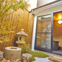 욕실에서도 볼 수 있는 자랑스러운 작은 정원입니다.