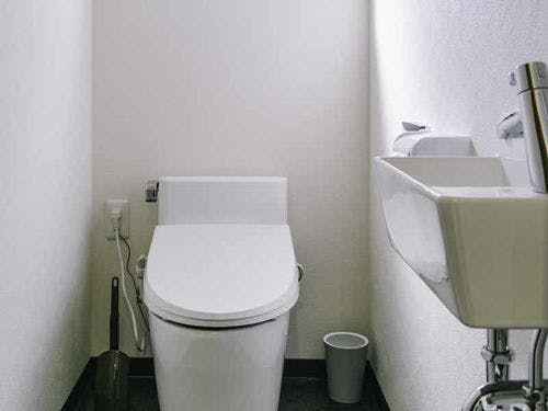 *［洗浄機能付トイレ］