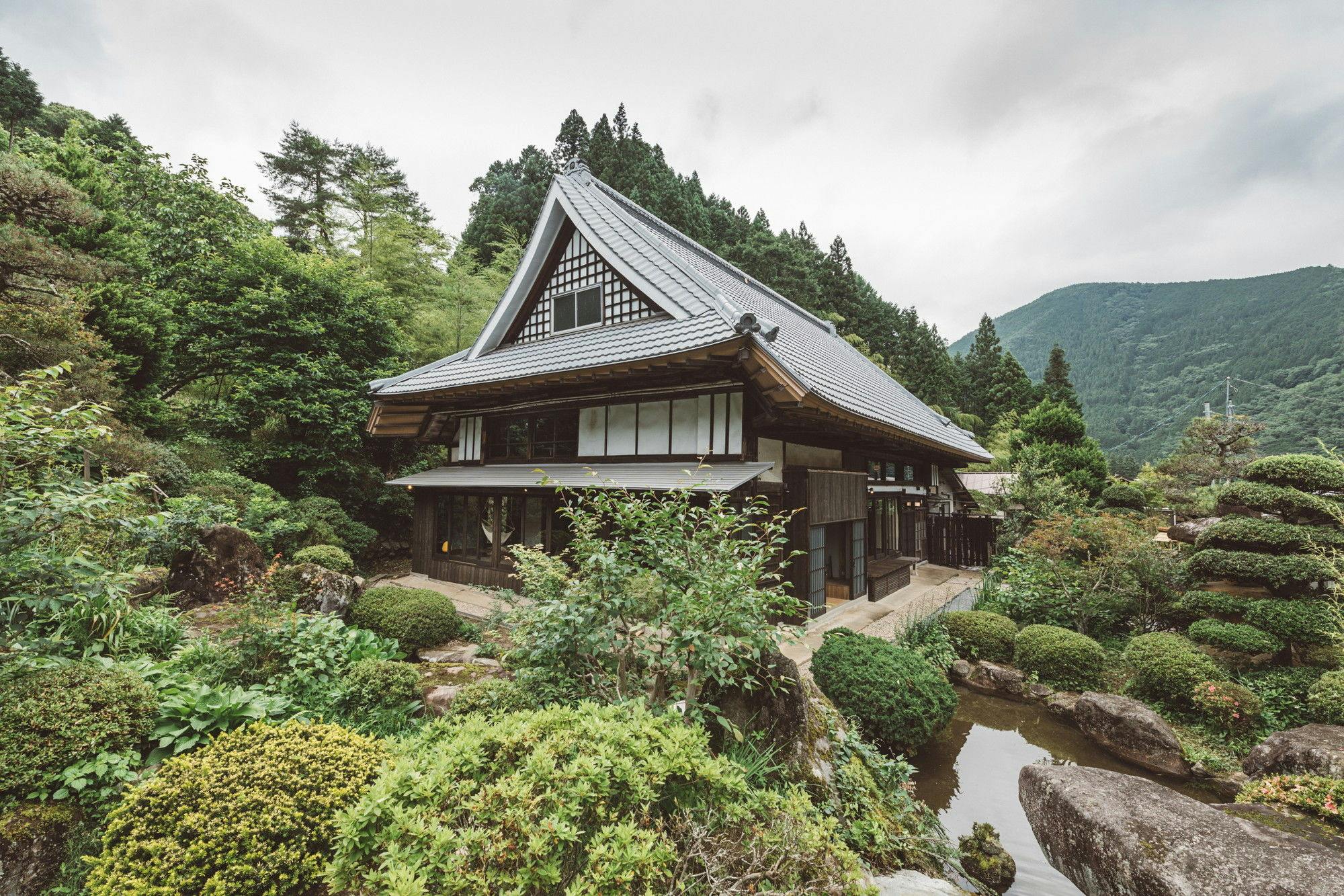 多摩川源流を守る村で、築150年の古民家を再生。山梨県「NIPPONIA 小菅 源流の村」