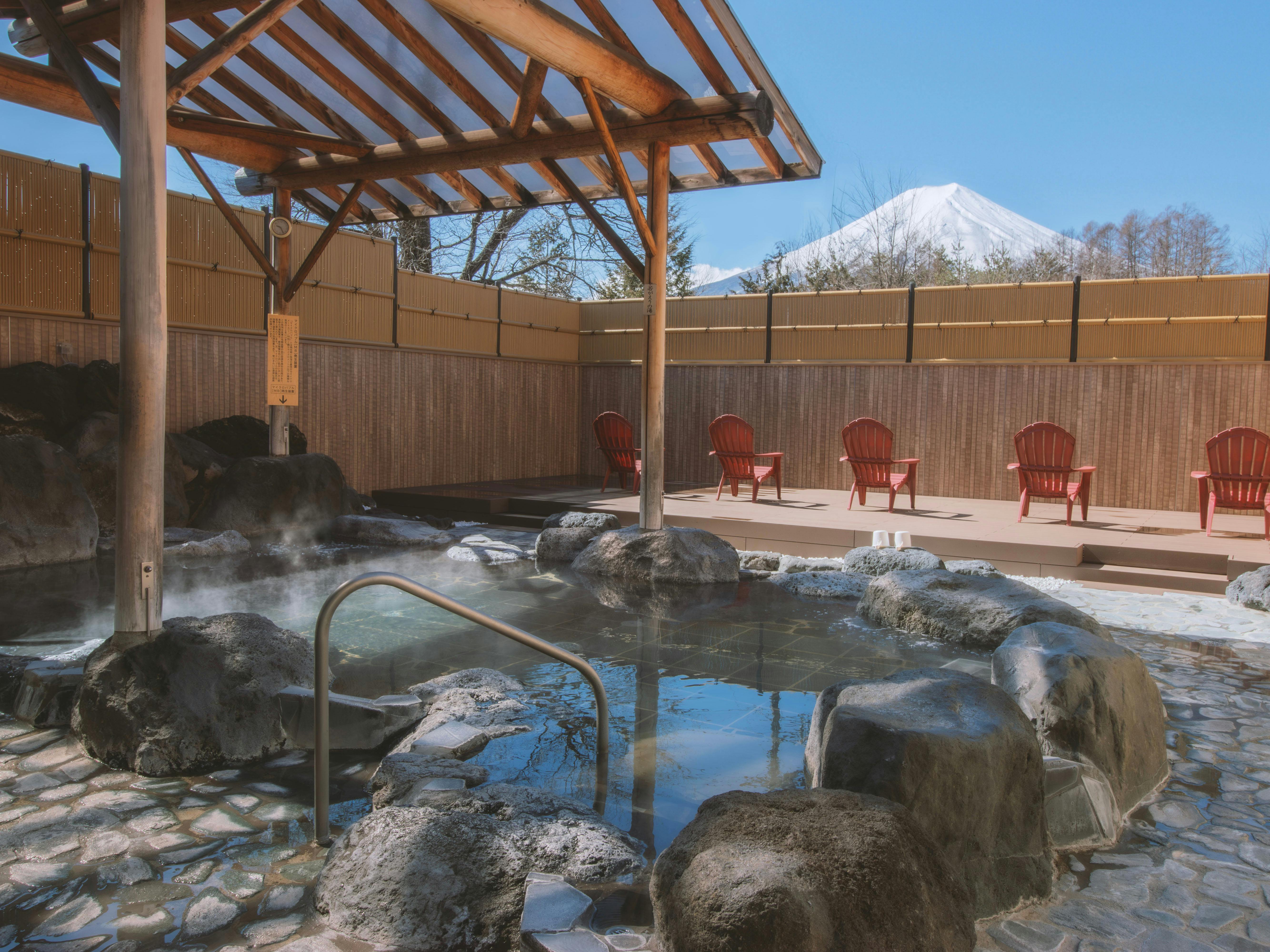 【宿泊者無料】富士山溶岩の湯「泉水」