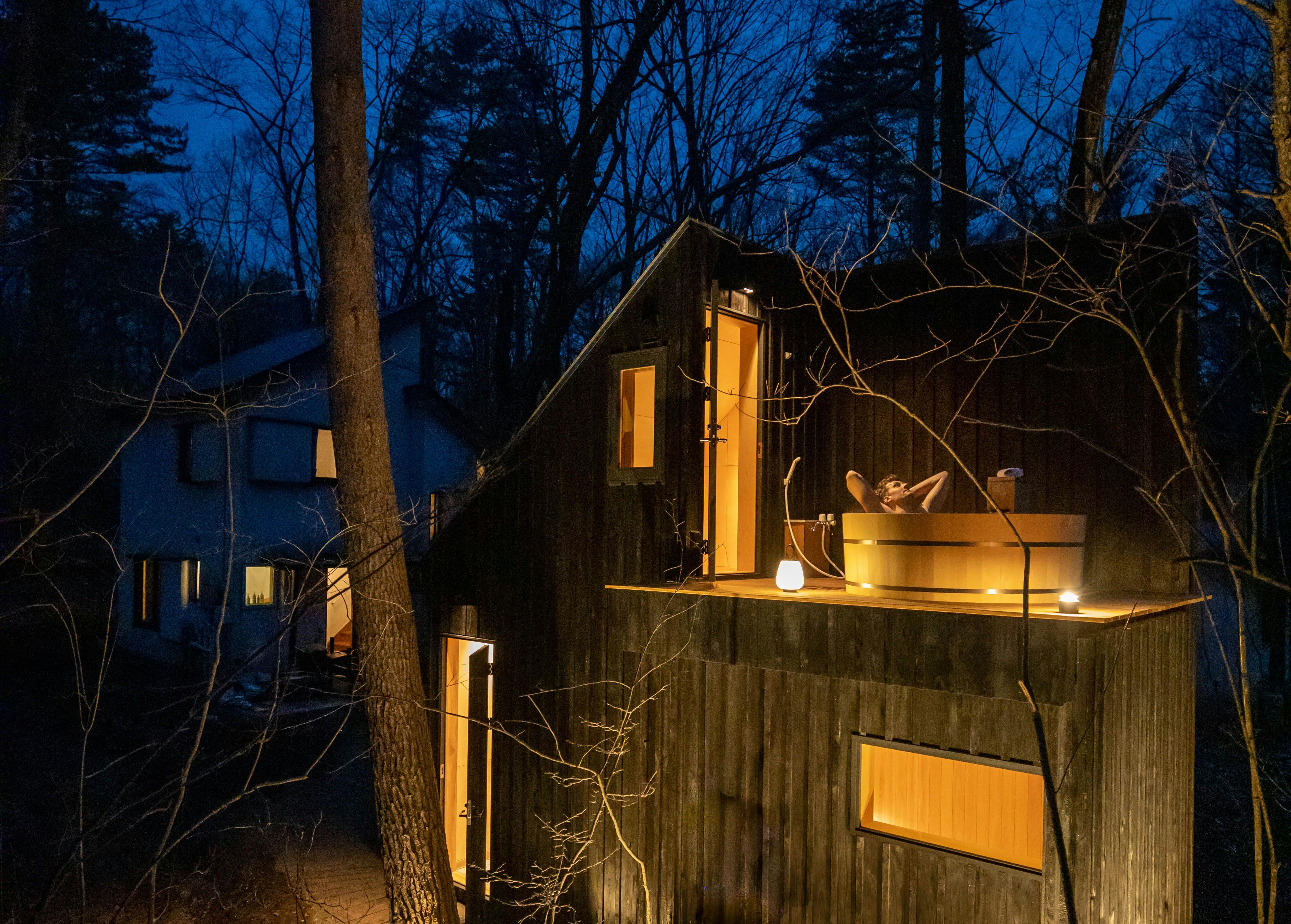 離れのサウナコタ　ひのきの桶風呂で森林浴
