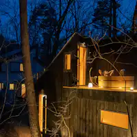 離れのサウナコタ ひのきの桶風呂で森林浴