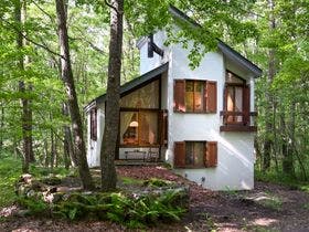 Tatehata House 北軽井沢 建築家のタイニーハウス＋檜露天風呂とサウナのある離れ&nbsp;施設全景