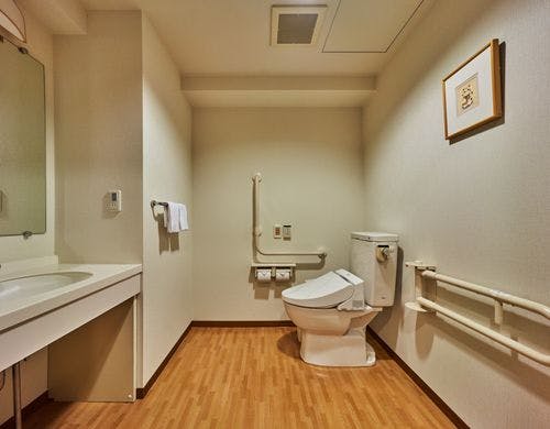 ユニバーサルルームの客室トイレ