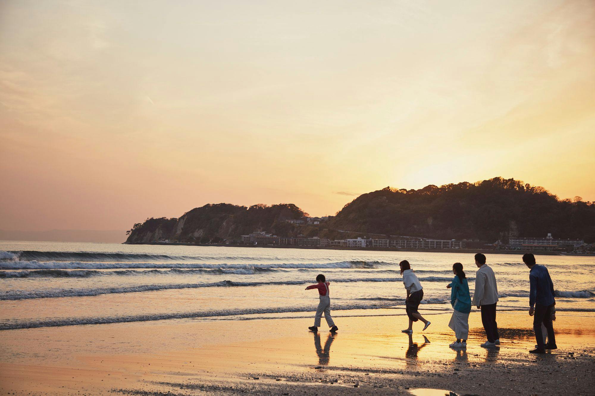 ชายหาดไซโมคุสะอยู่ห่างจากสิ่งอำนวยความสะดวกเพียง 20 วินาทีในการวิ่ง.