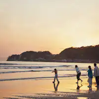 ชายหาดไซโมคุสะอยู่ห่างจากสิ่งอำนวยความสะดวกเพียง 20 วินาทีในการวิ่ง.