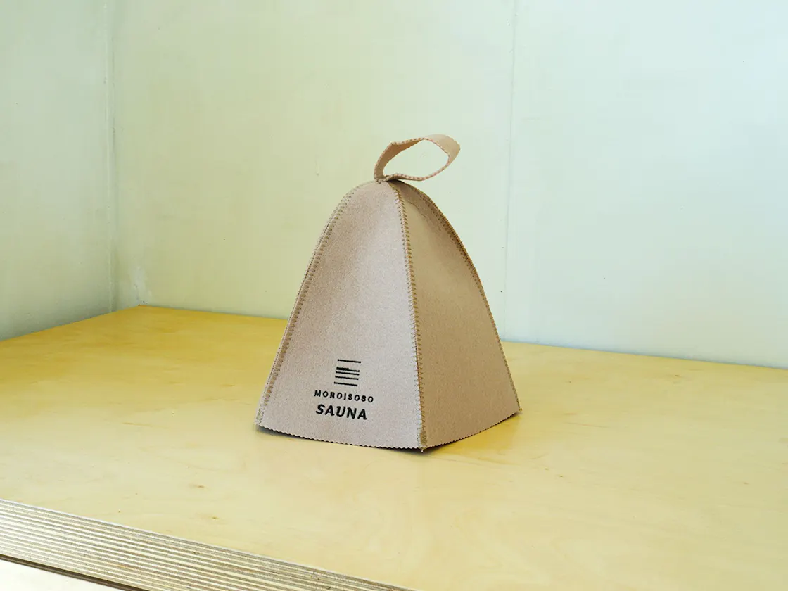 サウナハットも室内ミニバーにて販売中