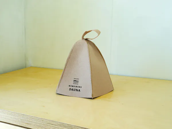 サウナハットも室内ミニバーにて販売中