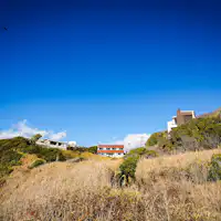 プライベートビーチから施設を望む