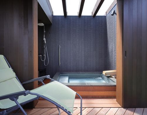 温泉露天風呂（天井ガラス張り）