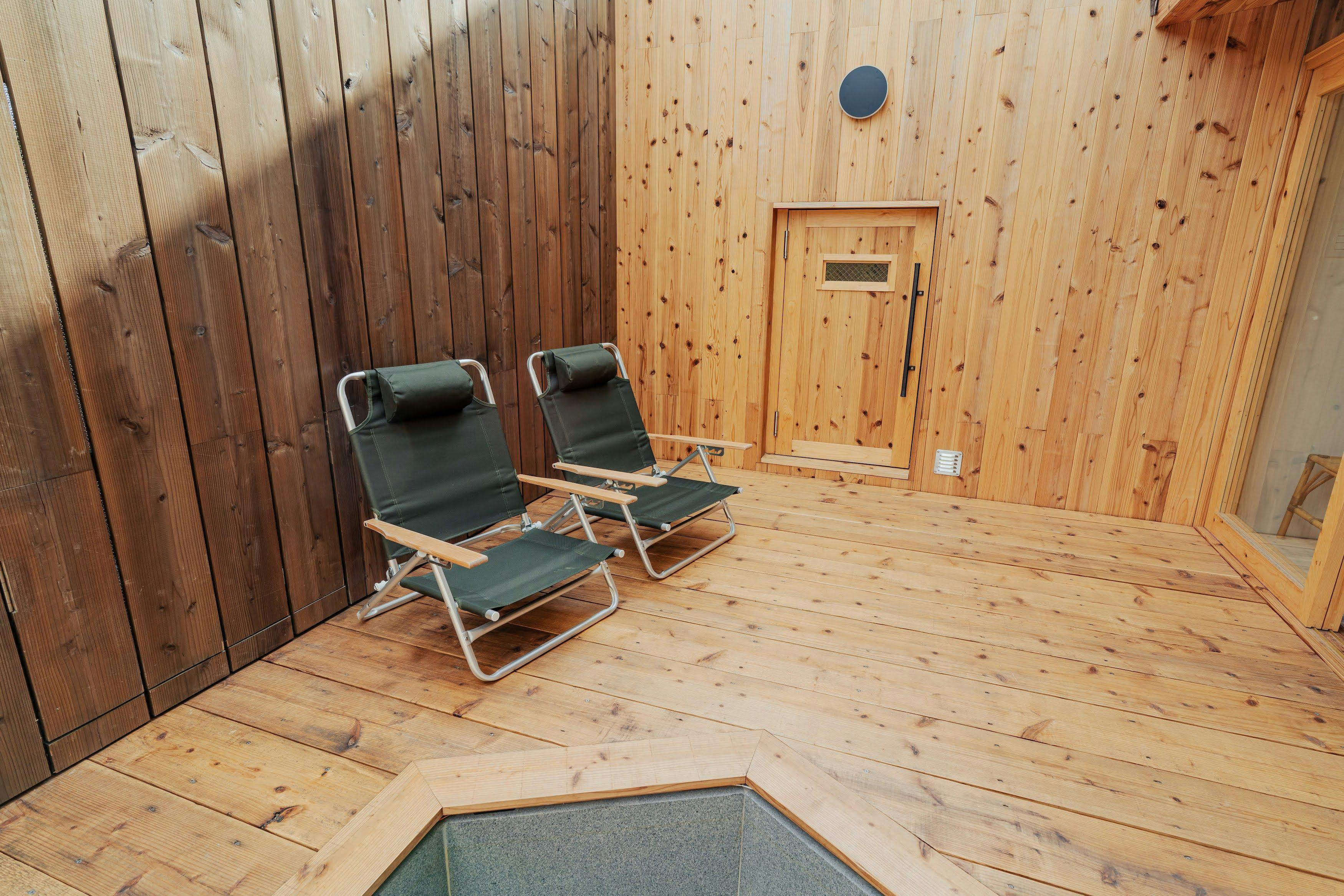 Teres dan kolam air sejuk di bangunan tambahan (hanare)