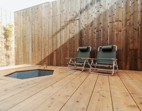 別館(hanare)のテラスと水風呂