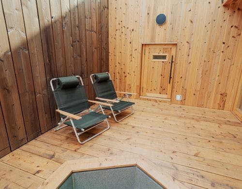 別館(hanare)のテラスと水風呂