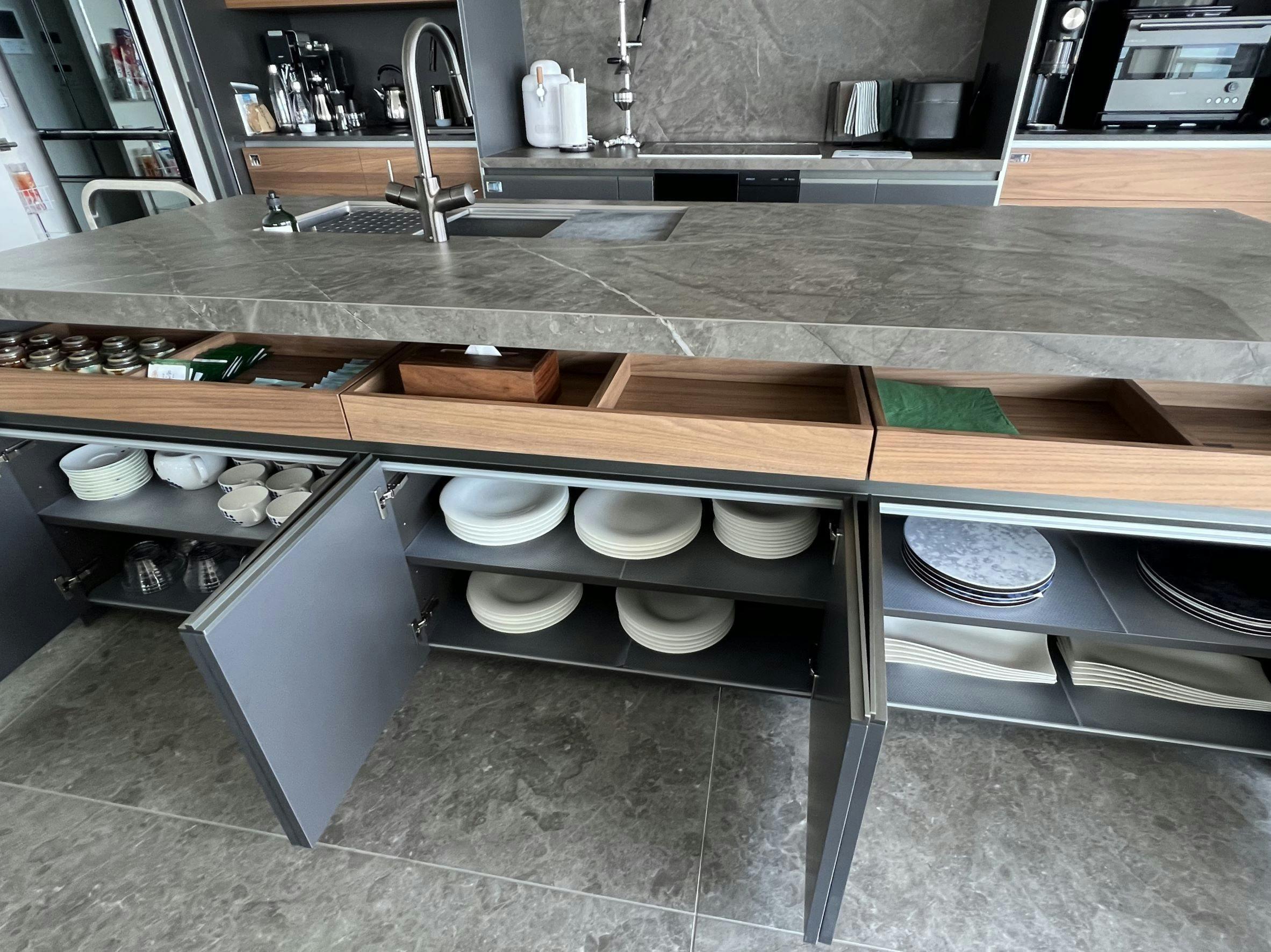 เครื่องใช้บนโต๊ะอาหารและช้อนส้อม